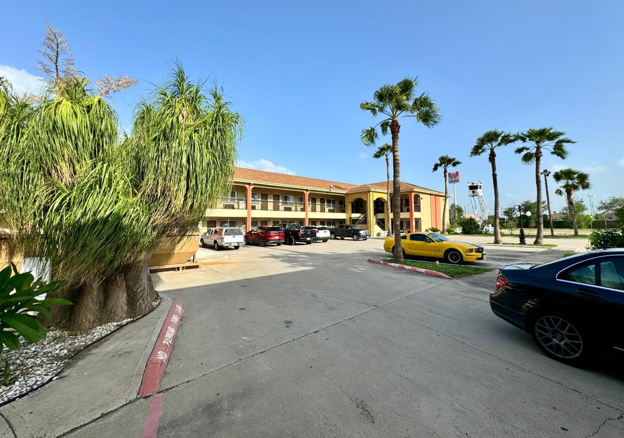 Texas Inn And Suites City Center At University Dr. Edinburg Kültér fotó